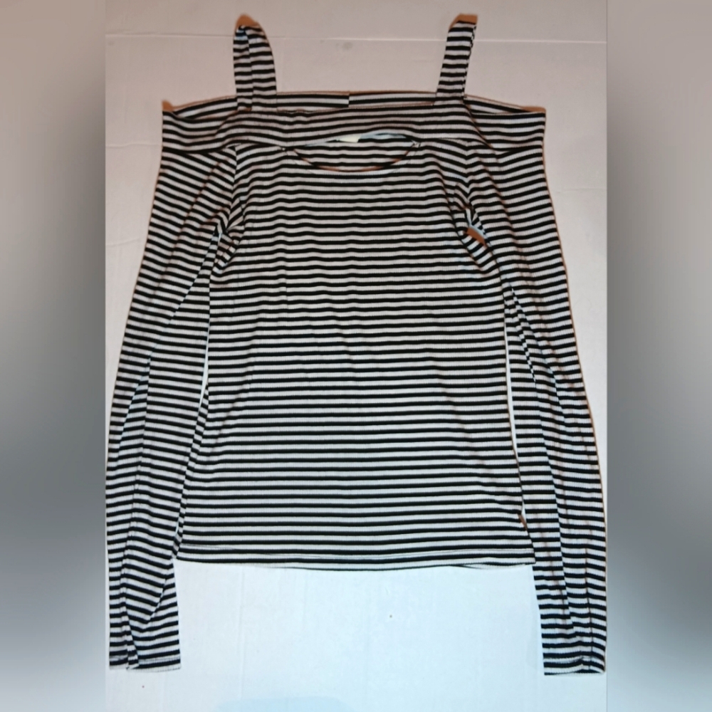 AÉROPOSTALE long sleeve Striped shirt with cut outs (size medium)
